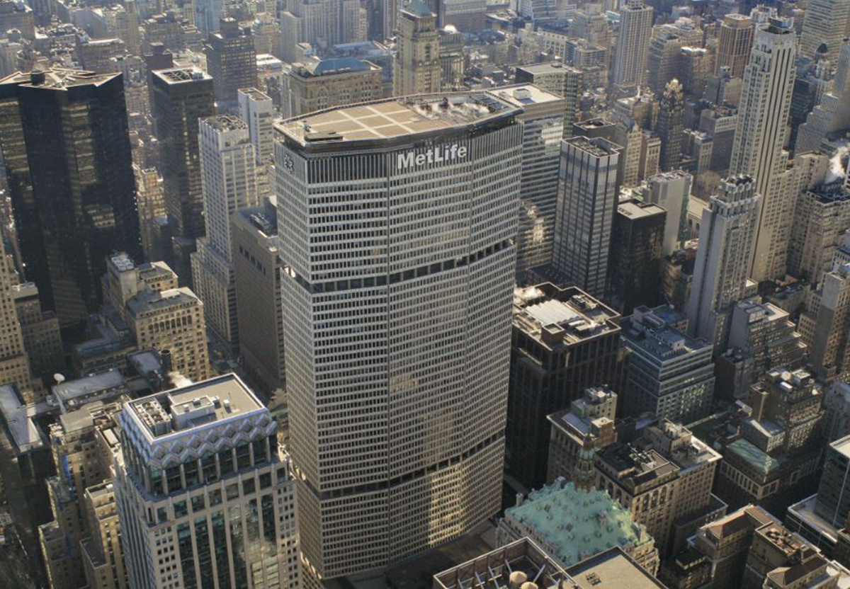 Tishman Speyer and MetLife to convert signs atop 200 Park Avenue to