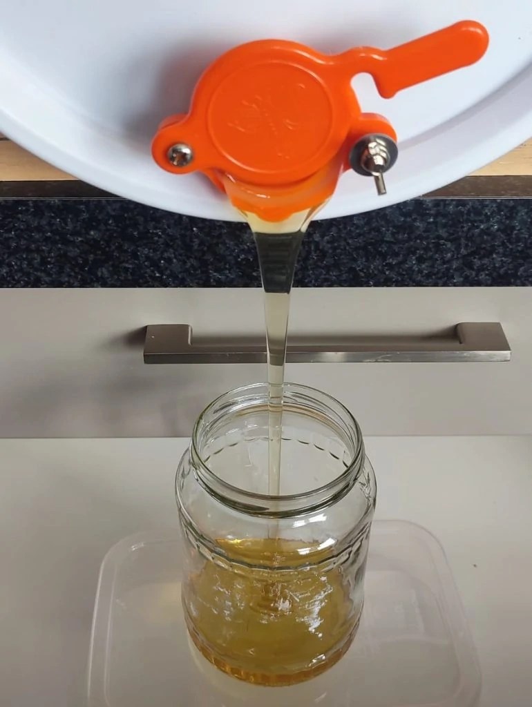 How to get your honey into Jars NZ Beekeeper