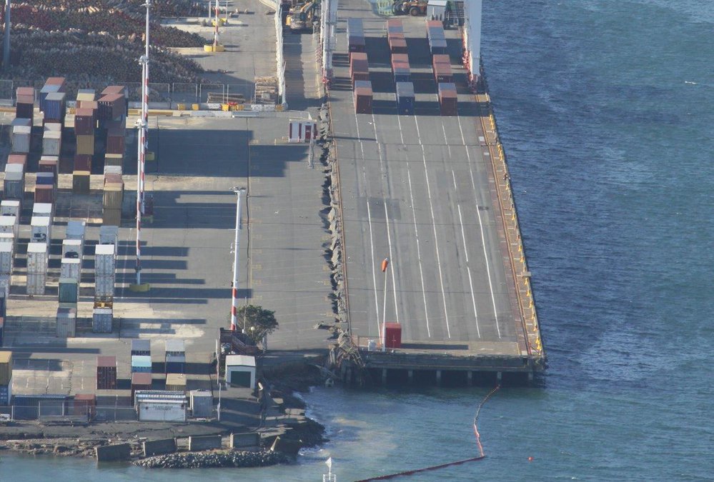 EARTHQUAKE DAMAGE AT WELLINGTON CONTAINER TERMINAL New Zealand Ship