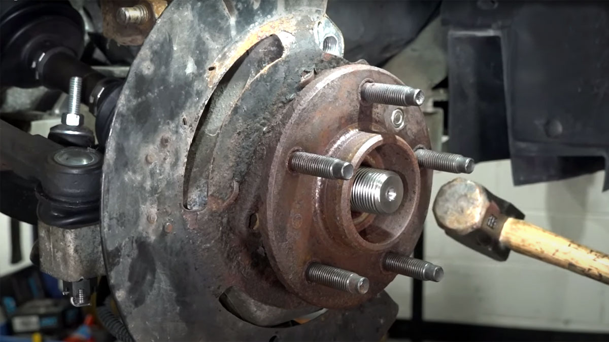 5 Symptoms of a Bad Wheel Hub (And Replacement Cost)