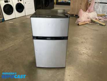 Repocast.com® | Insignia NS-CF30SS9 Mini Refrigerator