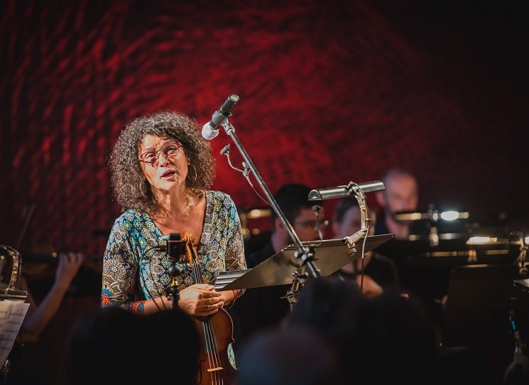 Iva Bittova Jdu Tam Kde Se Neco Noveho Naucim Kosmas Cz Vase Internetove Knihkupectvi