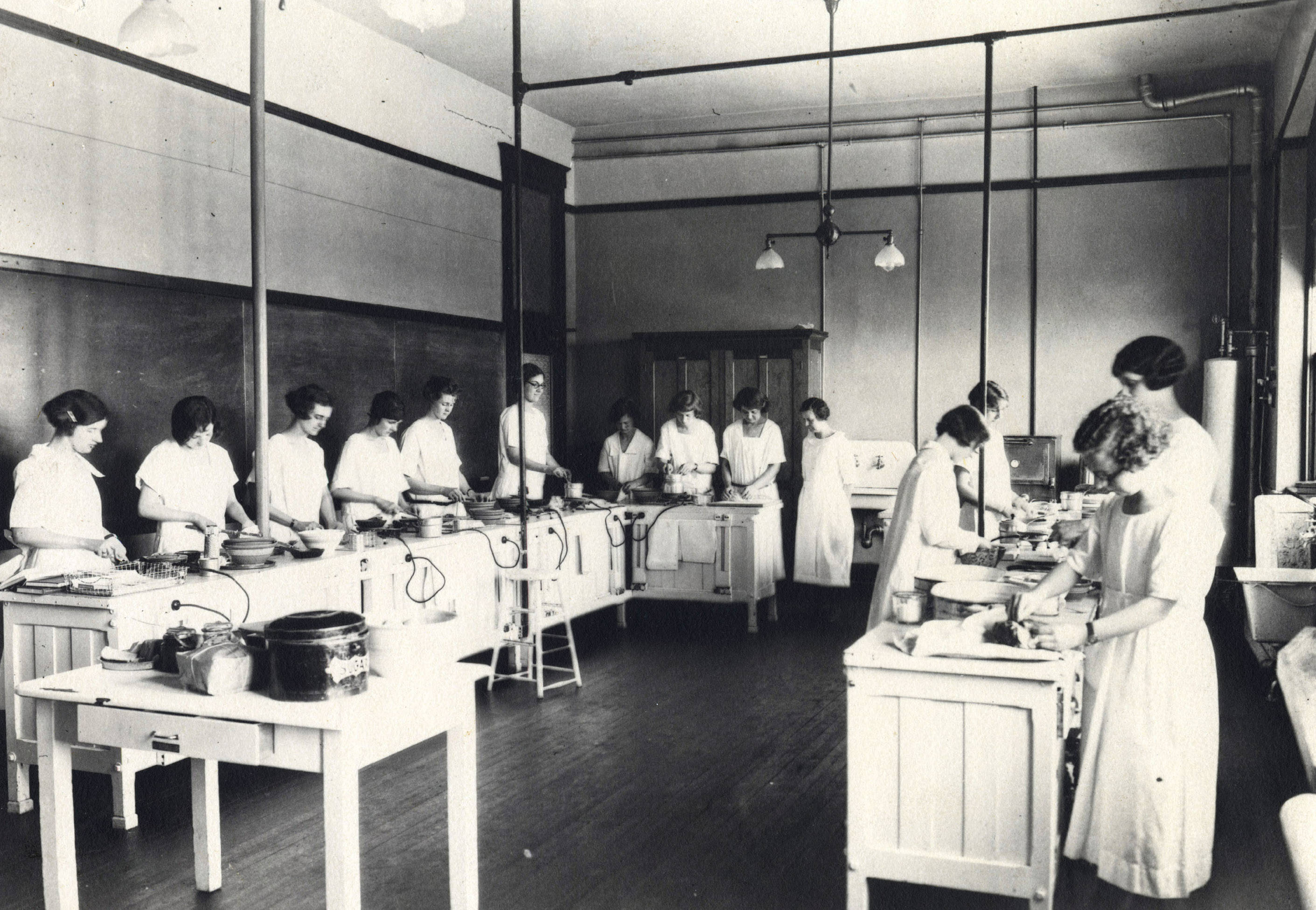 Home Economics. University of Idaho. Cooking class. [22192