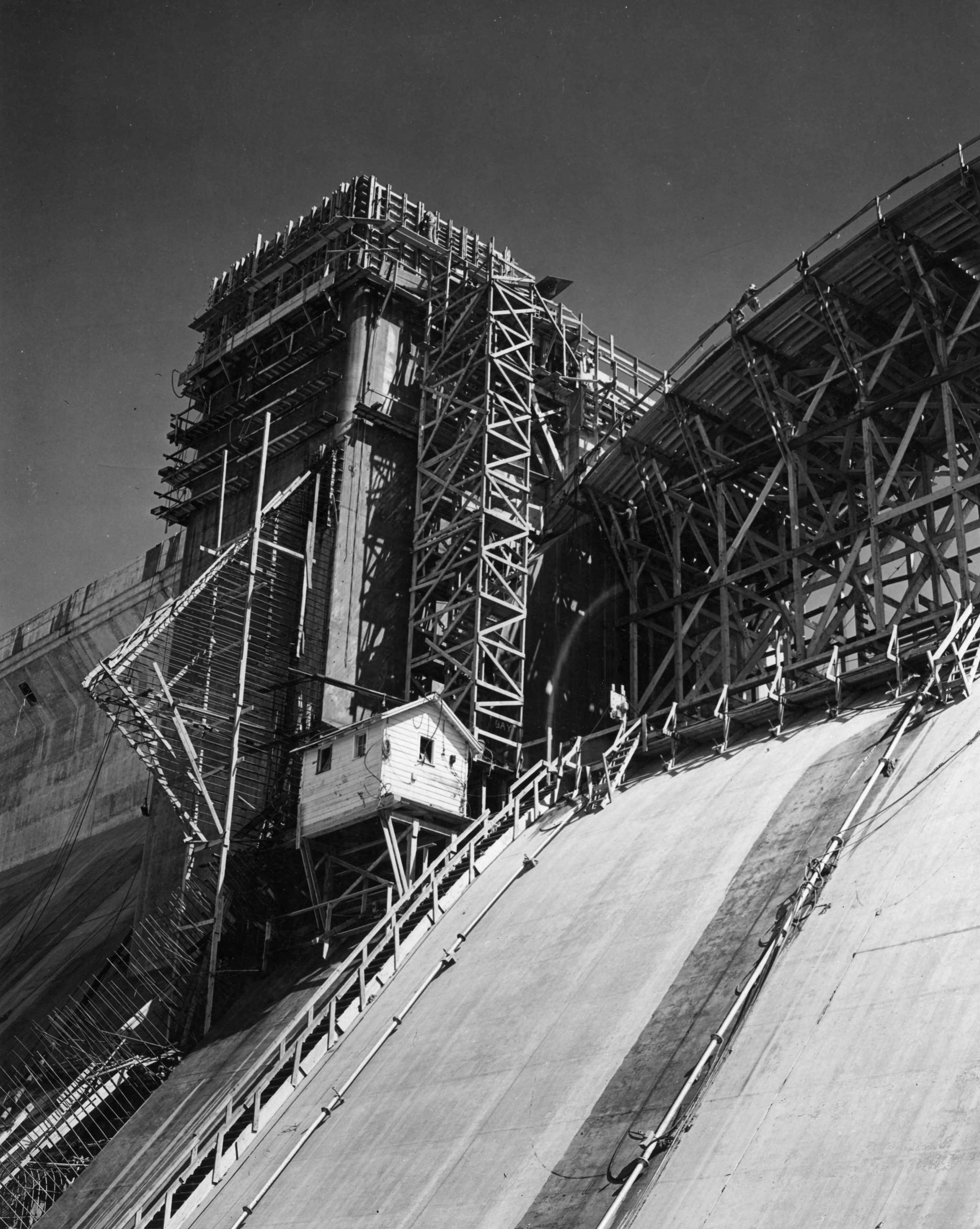 East Spillway (Spillway and drum gate construction) Columbia River