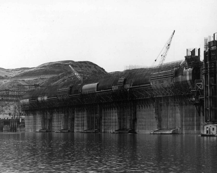 Drum Gate Installation (Spillway and drum gate construction) Columbia