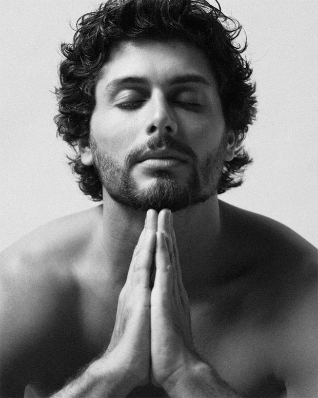 Jesus Luz posa nu e exibe bumbum em ensaio fotográfico