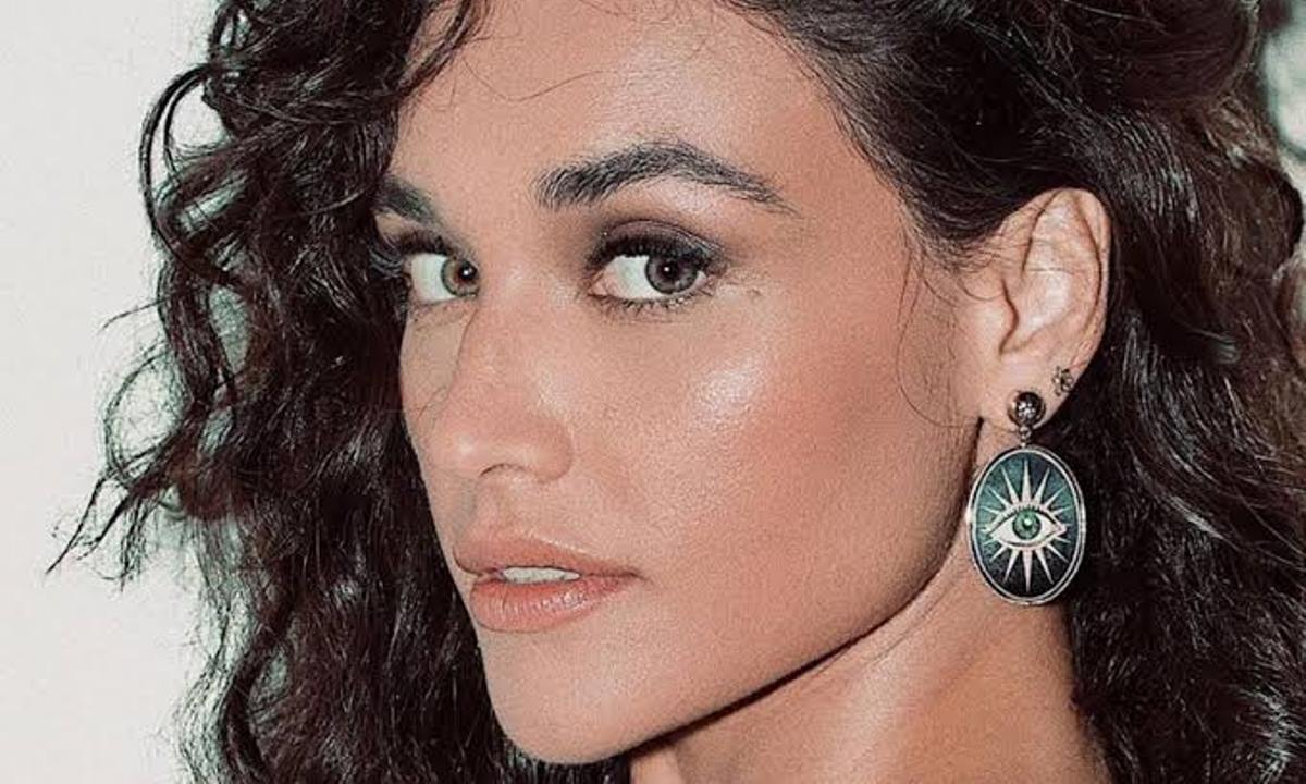 Débora Nascimento aparece pelada e recebe elogios quentes