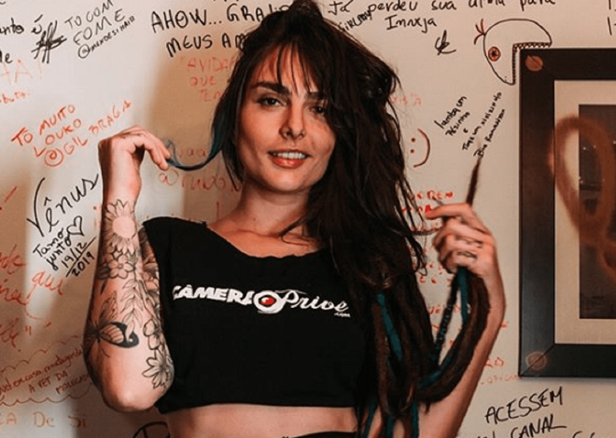 Atriz pornô, Dread Hot empina bumbum na cama e vira assunto