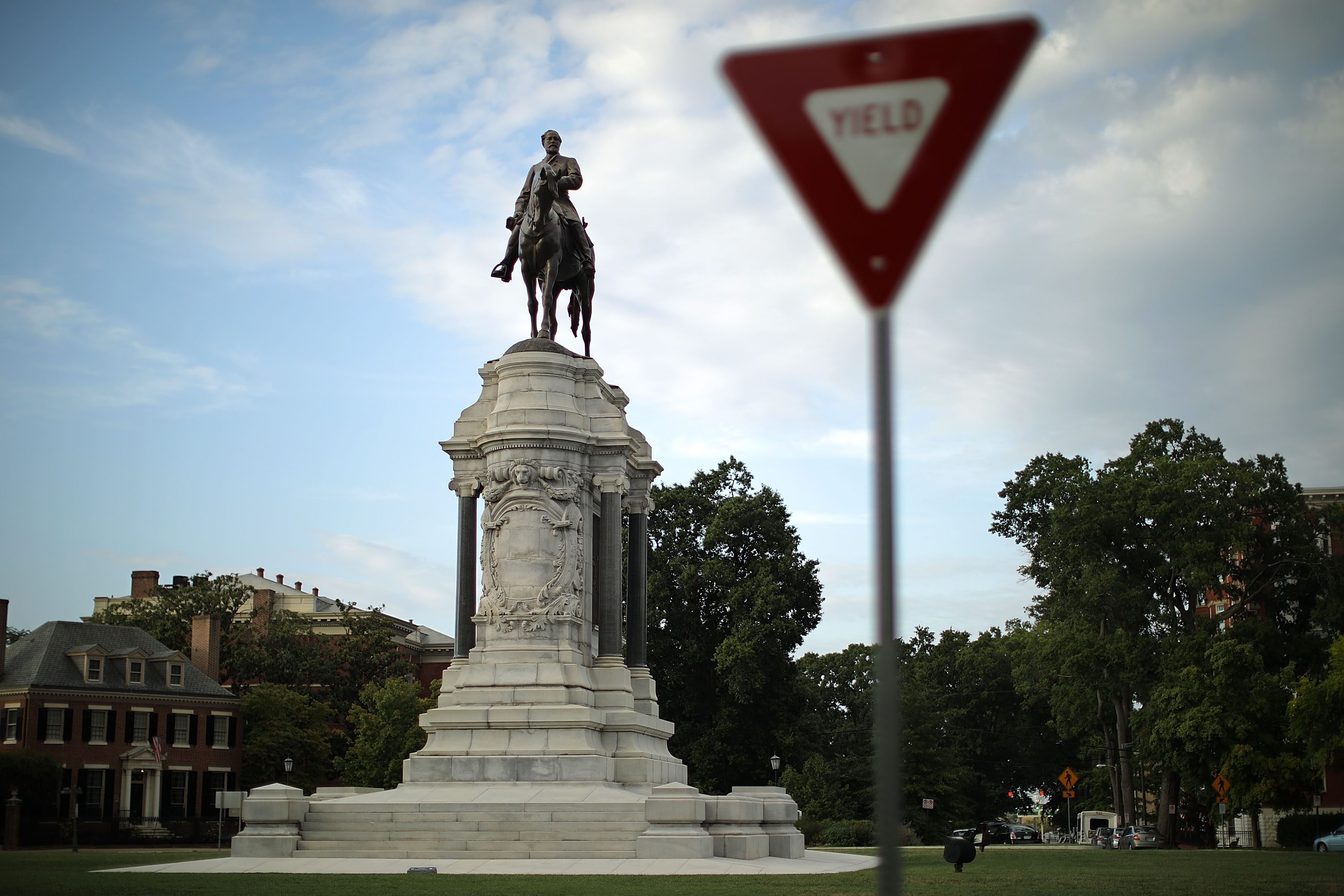 A Robert E. Lee Statue Has Been Approved for Removal in Virginia Observer