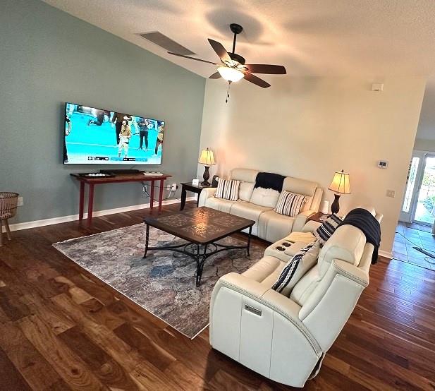 SHORT TERM RENTAL IN THE VILLAGESFULLY FURNISHED 3/2 HOME WITH EVERYTHING YOU NEED! Ocala