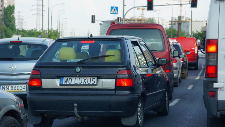 Po upływie terminu czasowej rejestracji tablice rejestracyjne zwraca się do organu, który je wydał dowód rejestracyjny, pozwolenie czasowe, zalegalizowane tablice (tablica) rejestracyjne, nalepka kontrolna oraz karta pojazdu wydawane opłata za tablice rejestracyjne: Radzimy jak wyrobić indywidualne tablice rejestracyjne