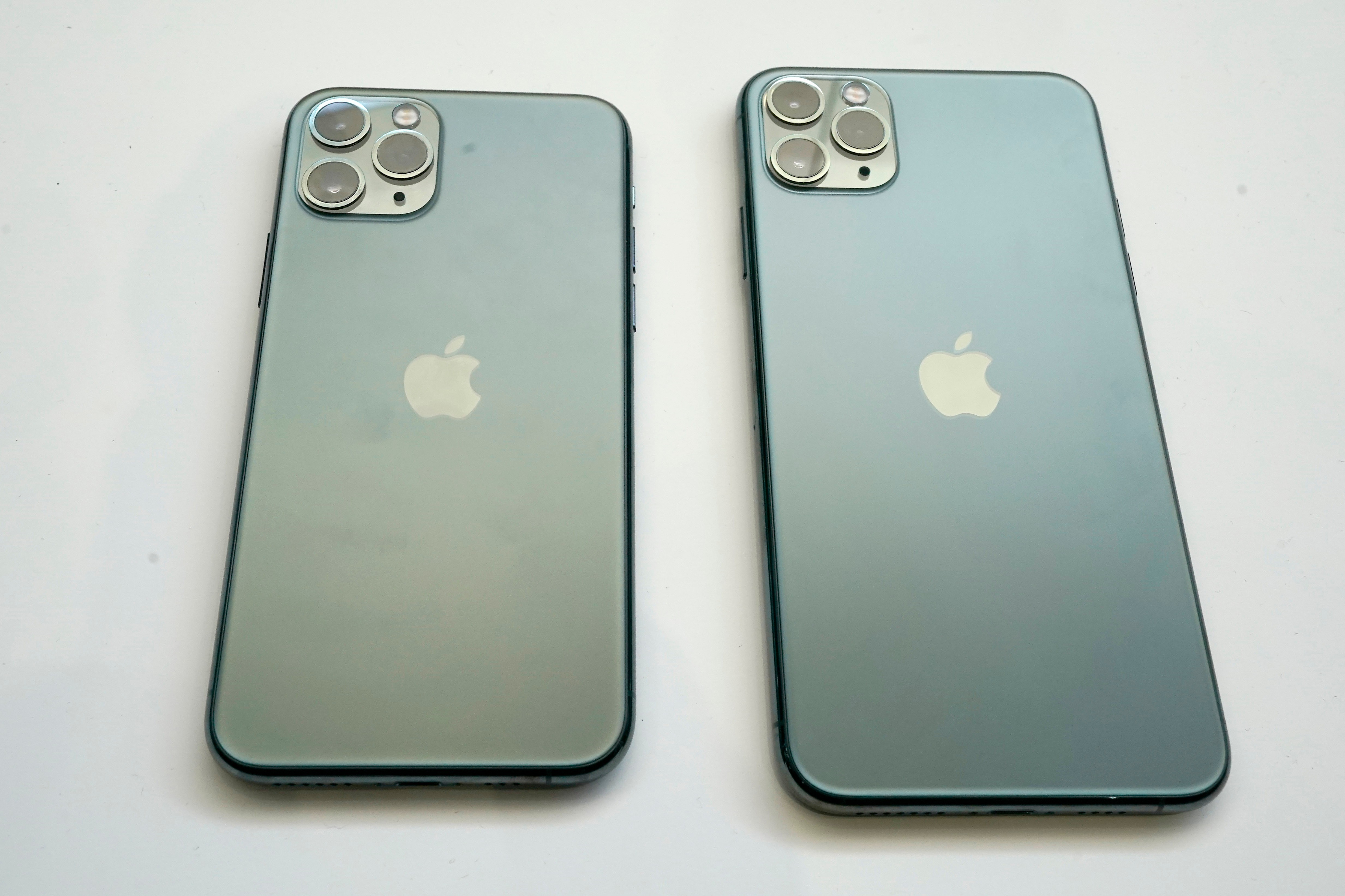 I've been switching between Apple's new iPhone 11 and 11 Pro — here are