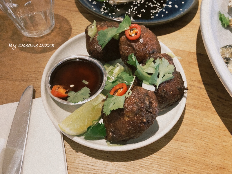 唐吉訶德及桑丘潘薩騎乘他們的馬匹的古老鉛筆畫，由 Wilhelm Marstrand 所繪。