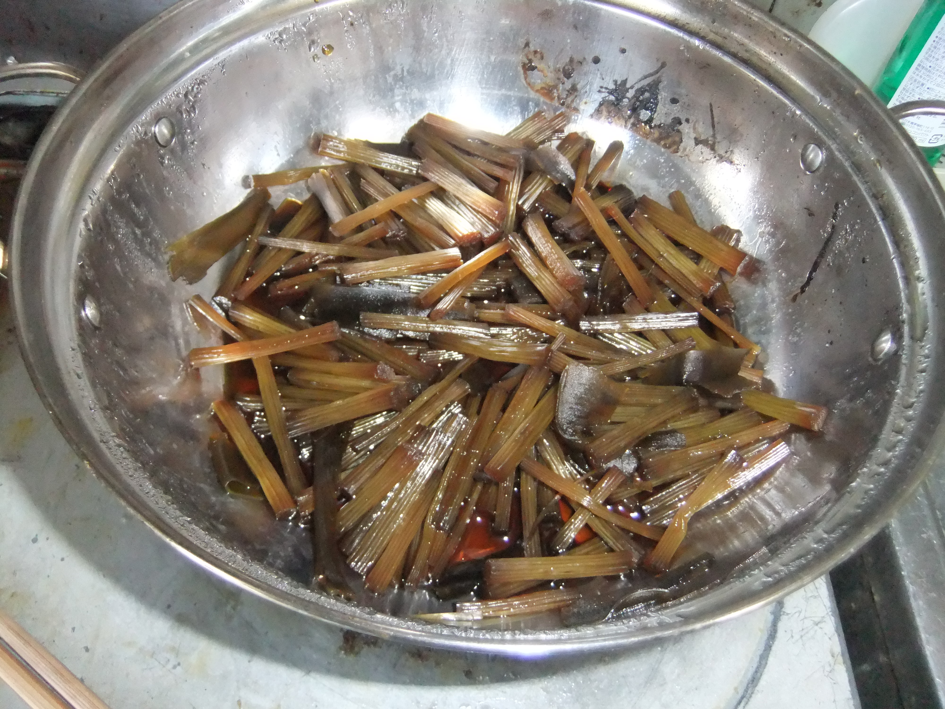 ふきの佃煮の作り方 皮をむかなくていいから手もよごれません おちらといこう