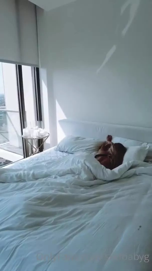 Stefanie Knight Naked Pussy Tease. Stefanie Knight utmanande videor och