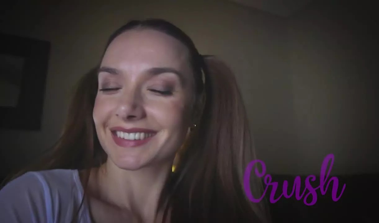 Xenia Crushova Gamer Girl See Through. utmanande videor och bilder som