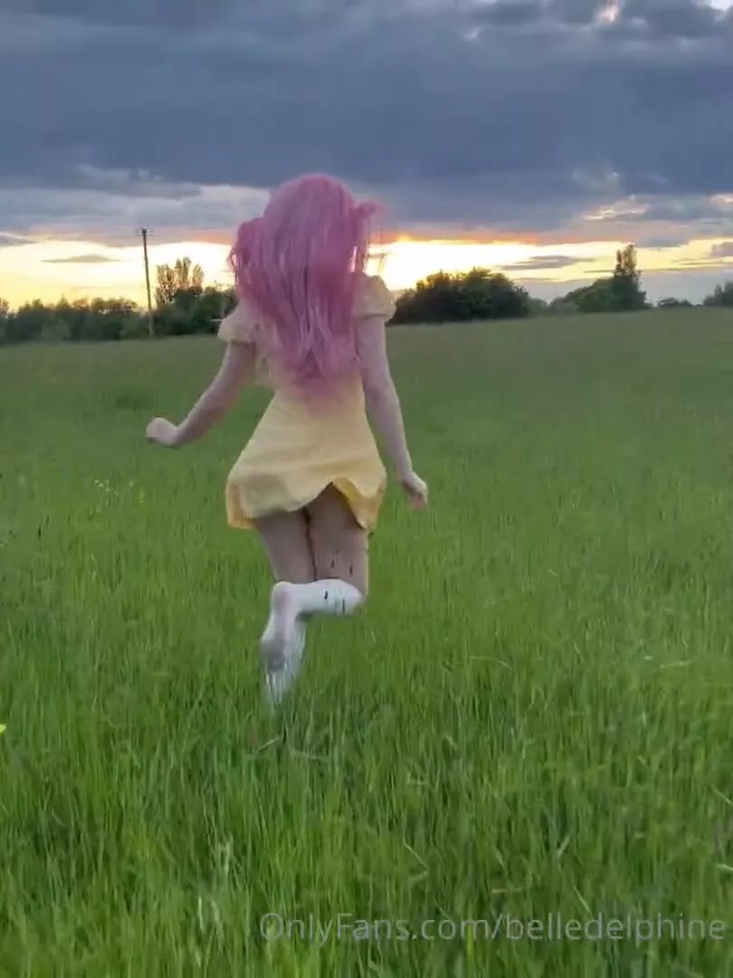 Belle Delphine Naked Running Outdoor. Belle Delphine utmanande videor
