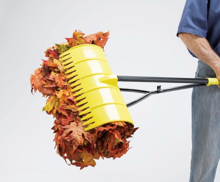 This Ultimate 3In1 Rake Lets You Grab Debris To Place In Trash Bin