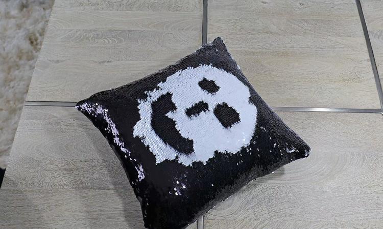 Amazing Sequin Pillows Let You Draw Anything On Them