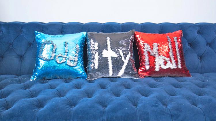 Amazing Sequin Pillows Let You Draw Anything On Them