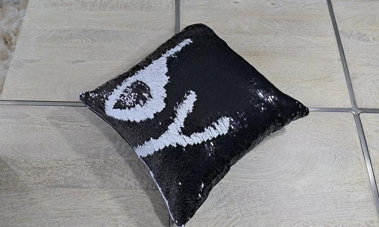 Amazing Sequin Pillows Let You Draw Anything On Them