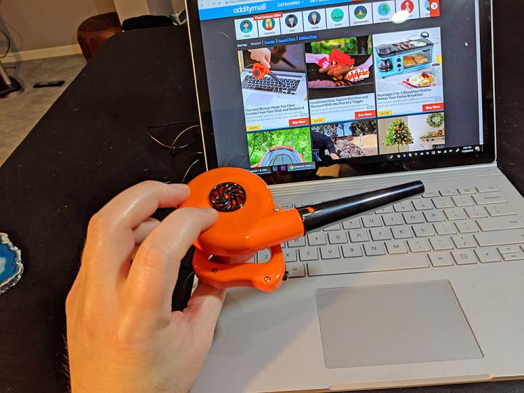 Tiny Leaf Blower Helps You Clear Crumbs From Your Desk and Keyboard