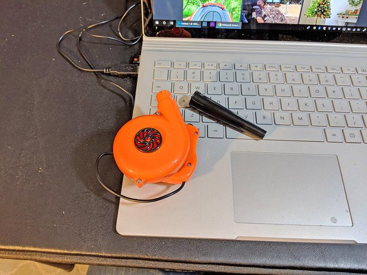Tiny Leaf Blower Helps You Clear Crumbs From Your Desk and Keyboard