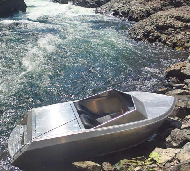 This Tiny Speed Boat Fits Just One Person, and Looks Incredibly Fun