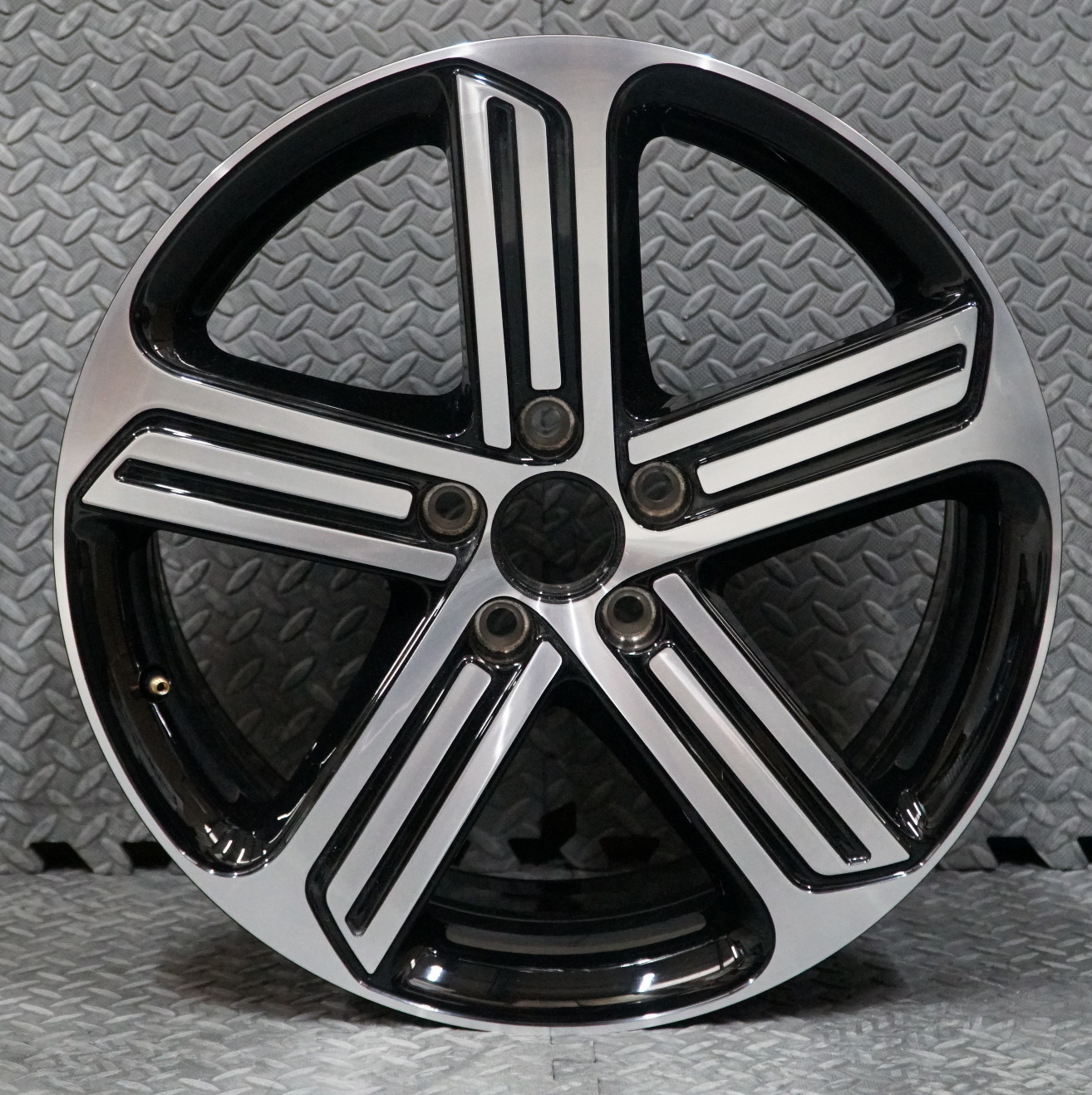 VW Scirocco Cadiz 1K8601025R OEM Alloy Wheels