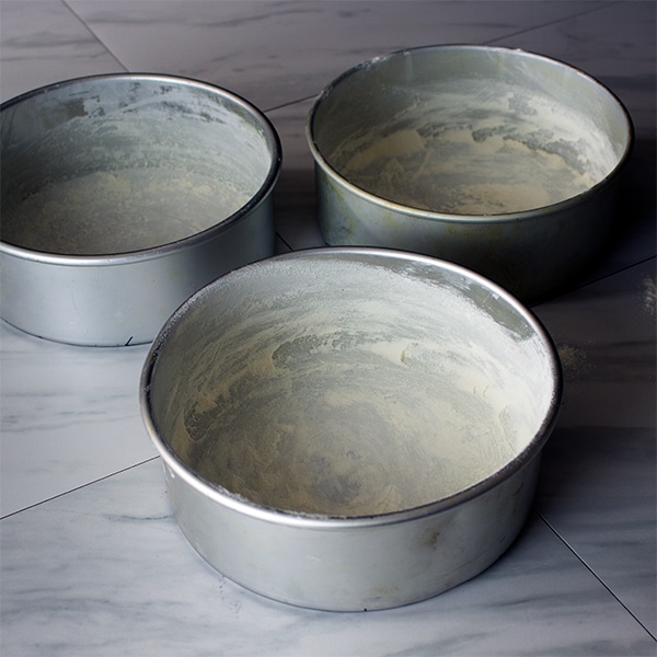 How To Prevent Cakes from Sticking to the Pan Of Batter and Dough