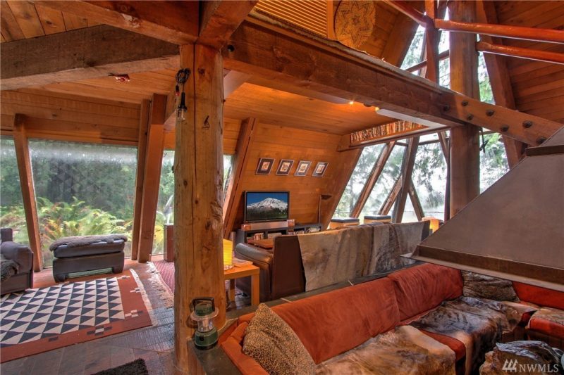 The cozy pyramid house that'll make you move to Snohomish!