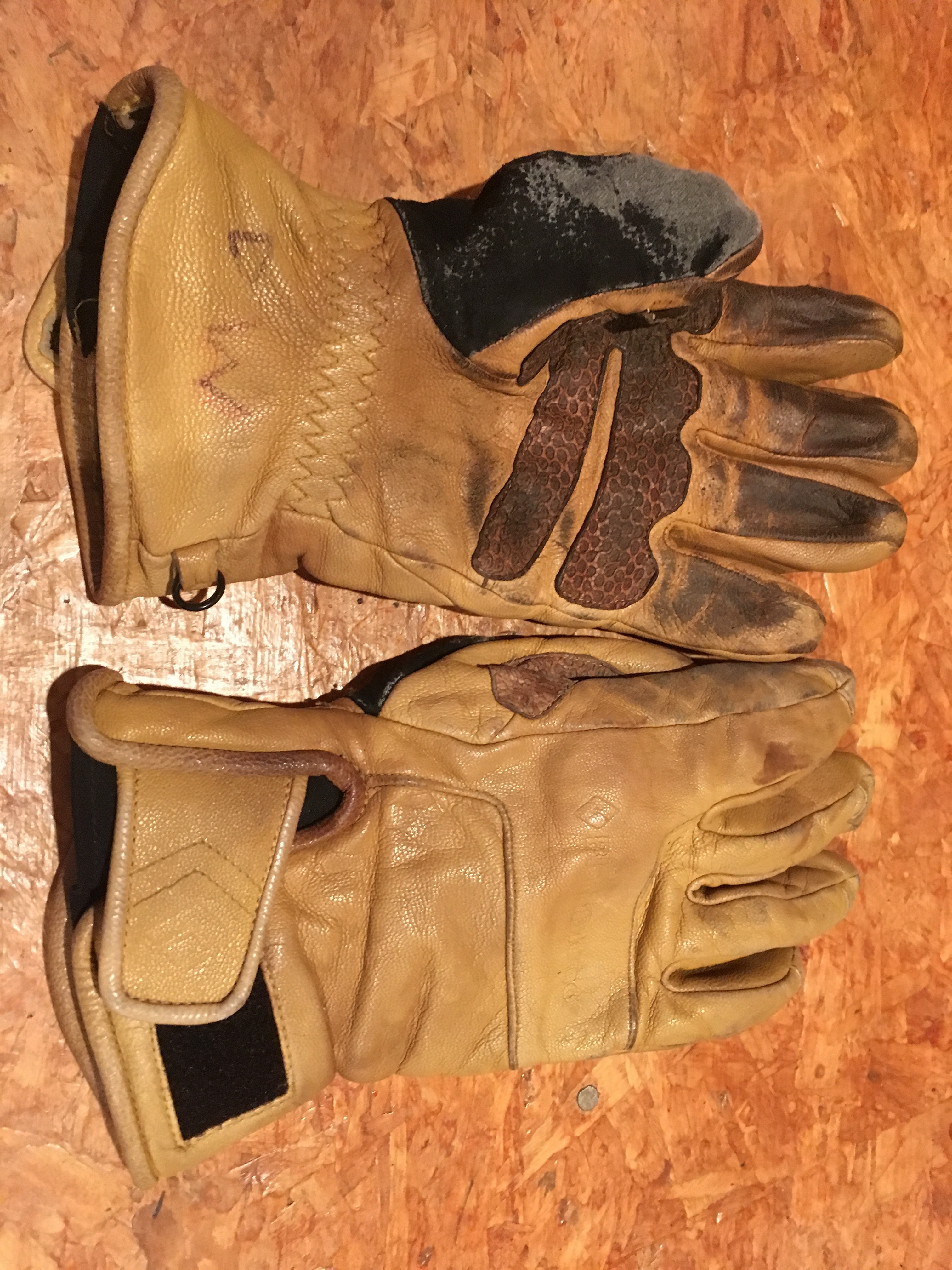 Our favorite leather ski gloves for backcountry skiing