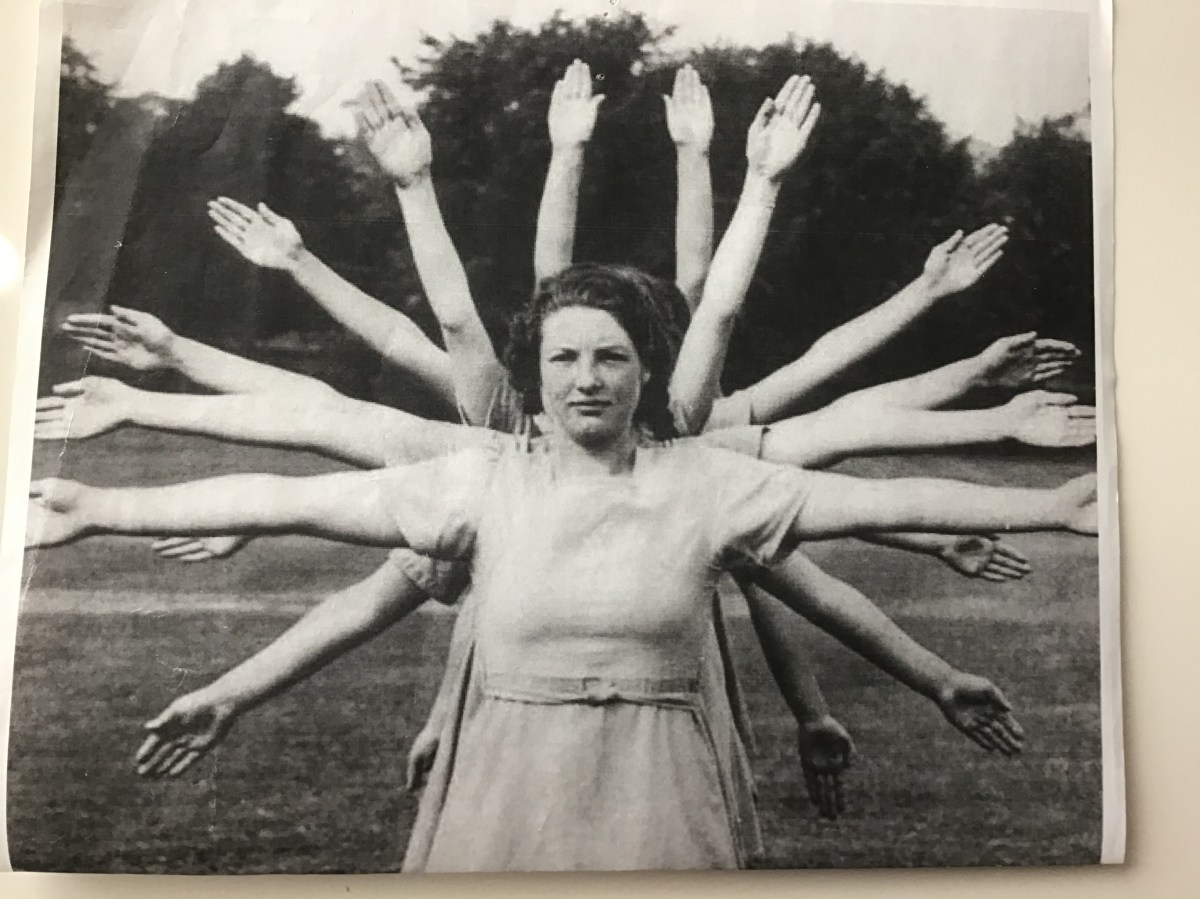 Onenamed Irish singer, 4 letters off the hook