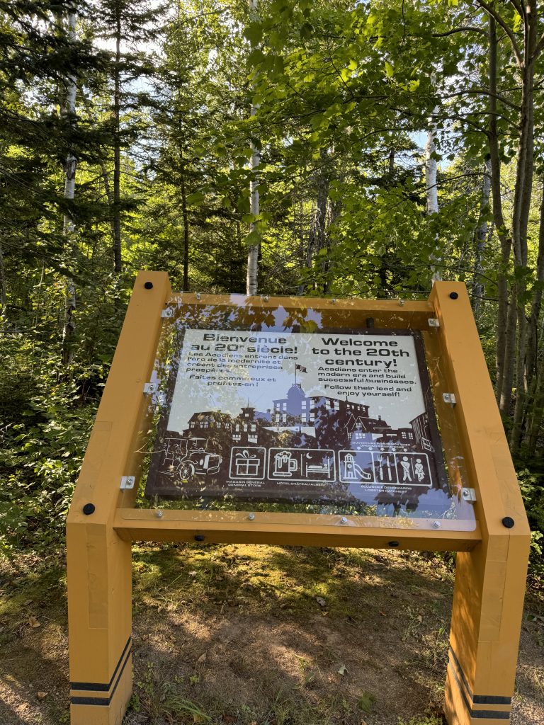 panneau qui invite au 20ème siècle au village historique acadien
