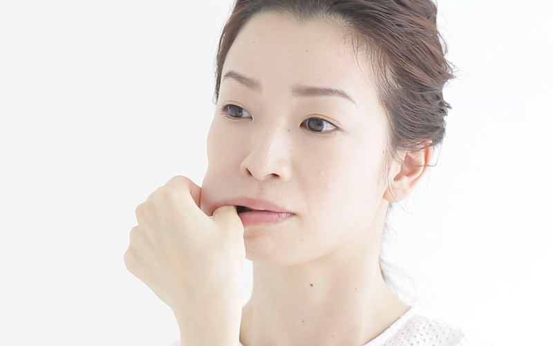 ◯◯を上げる”が愛され顏を叶える鍵。モテ感を上げる“仕込みメイクテク”をチェック - きれいのニュース｜Beauty News Tokyo 口角を上げるとなぜいいの？ どうやって上げるの？ 若々しい表情を保つためのトレーニングを紹介 | Oggi.jp