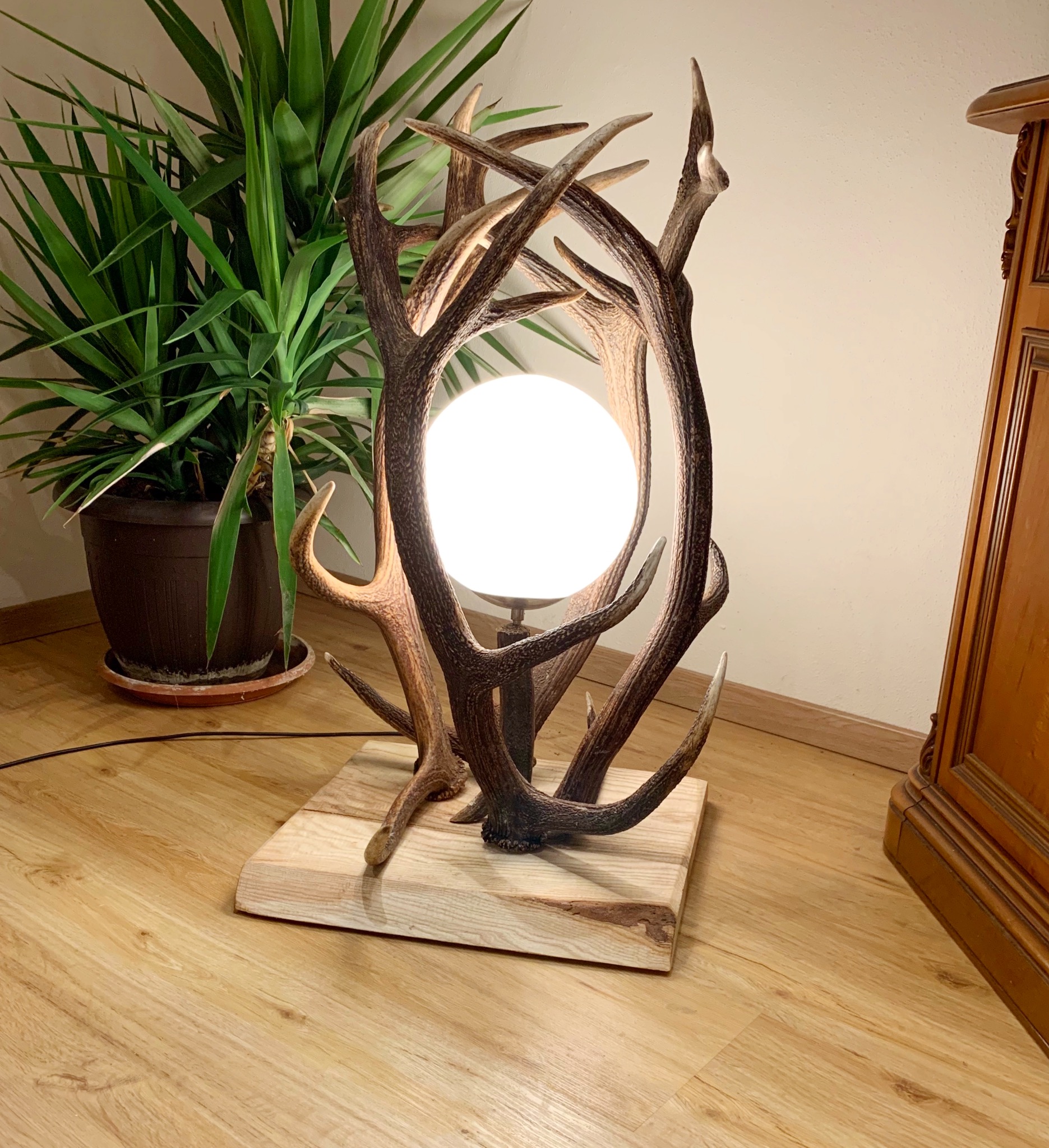 Chalet Stehlampe gefertigt aus Geweih und Eiche OH MY DEER