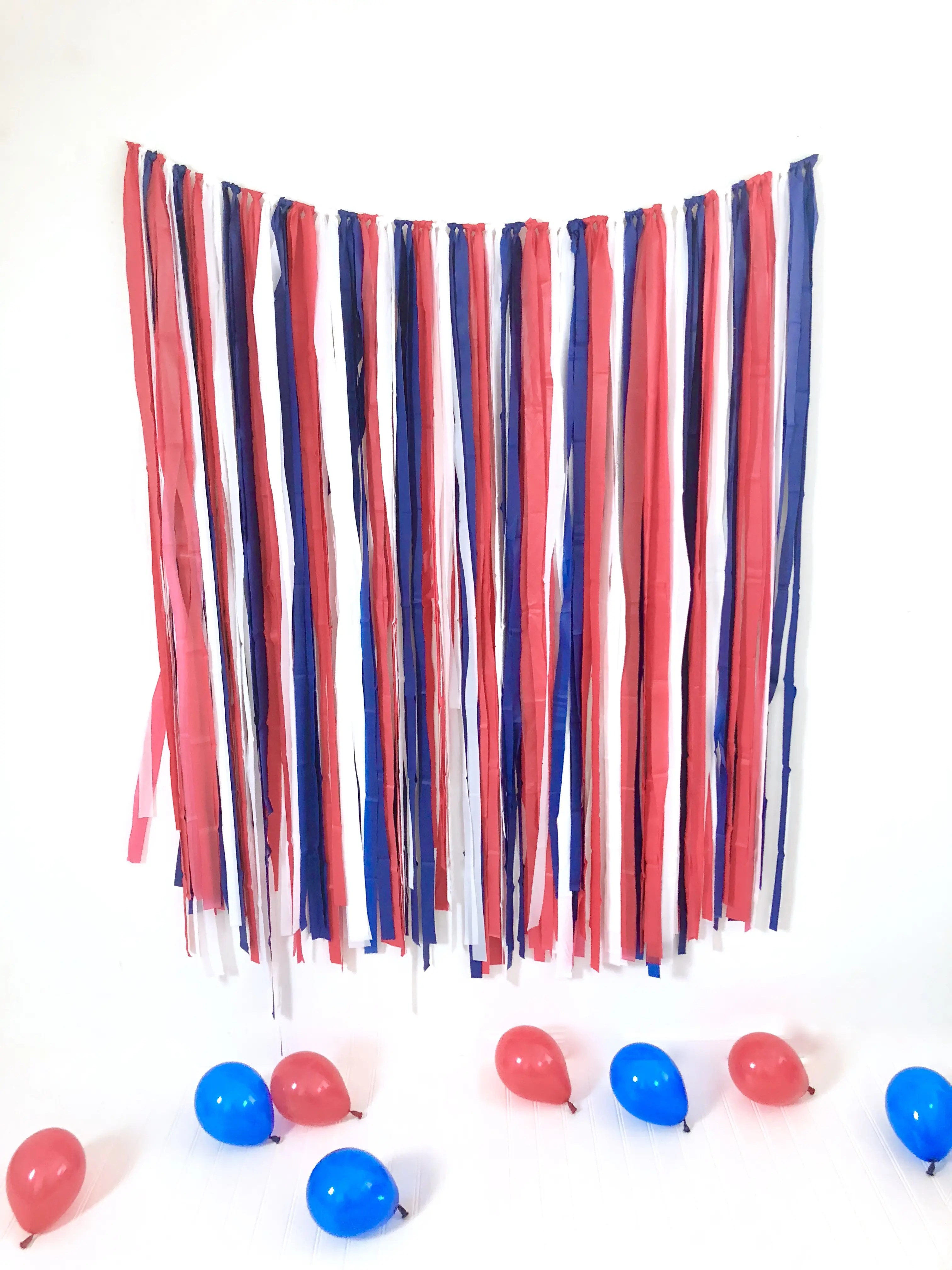 DIY Streamer backdrop 4th of July Oh How Charming by Lauren
