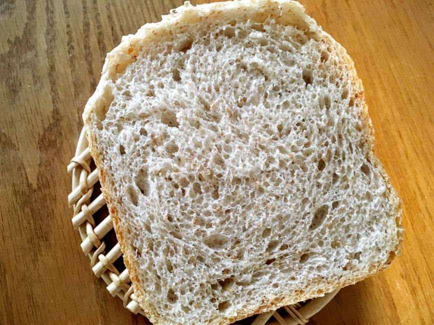 少しのイーストアレンジレシピ／グラハム粉でロデブ風食パン おひとりワイン