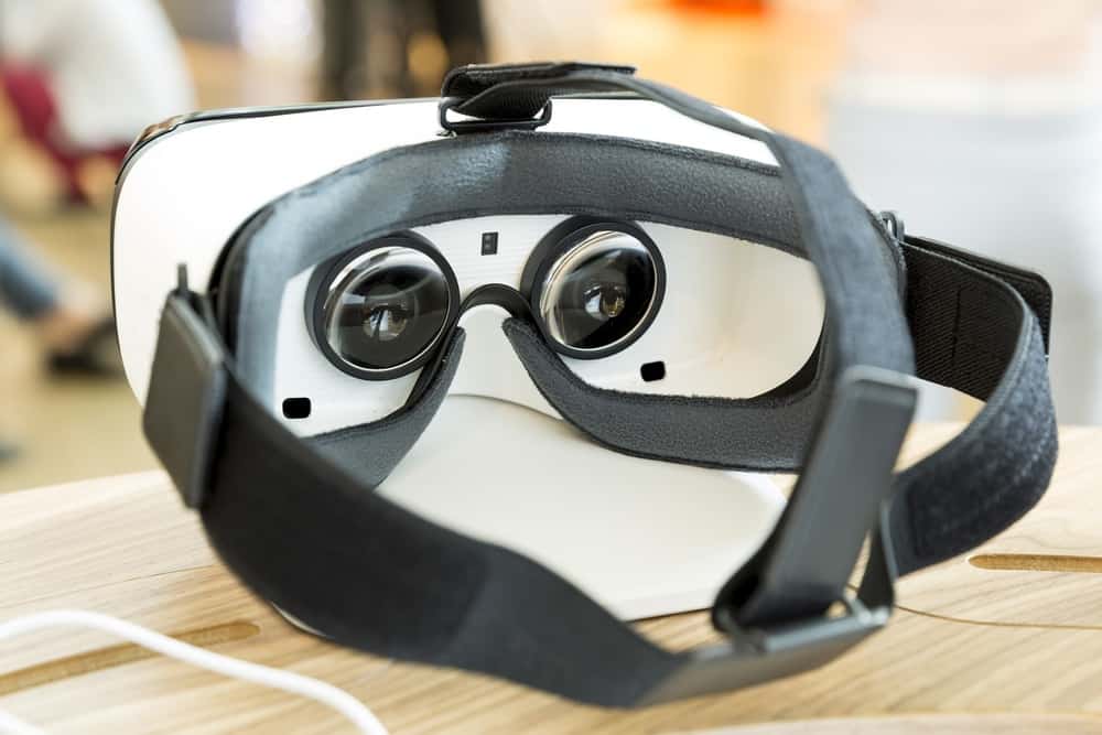 How to Clean VR Lenses (Get Rid of Smudges) Oh So Spotless