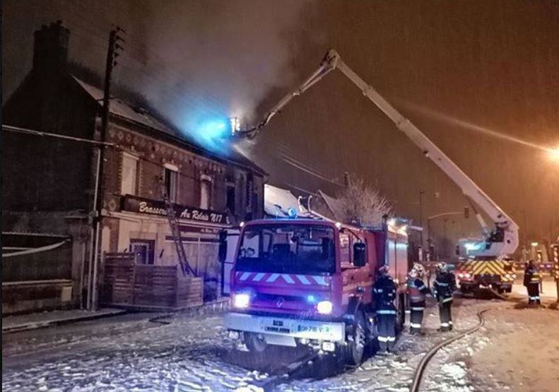 Incendie à EstréesSaintDenis pour échapper au flammes, un homme se