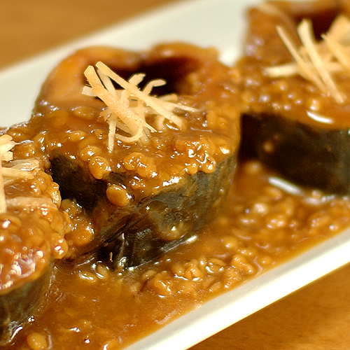 サバの味噌煮が劇的においしくなるレシピ、5つのポイント！ プロも実践するふっくらジューシーの秘訣 - Dressing（ドレッシング） さばの味噌煮 | レシピサイトぷちぐる