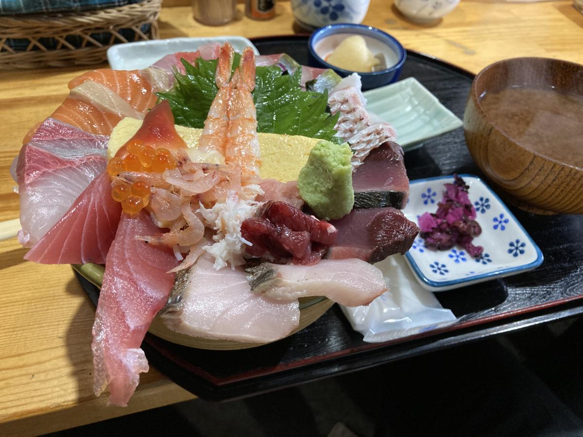 【担当者おすすめ情報】魚市場食堂平の屋の「海鮮ちらし」を紹介します！｜新着情報｜岡崎おでかけナビ 岡崎市観光協会公式サイト