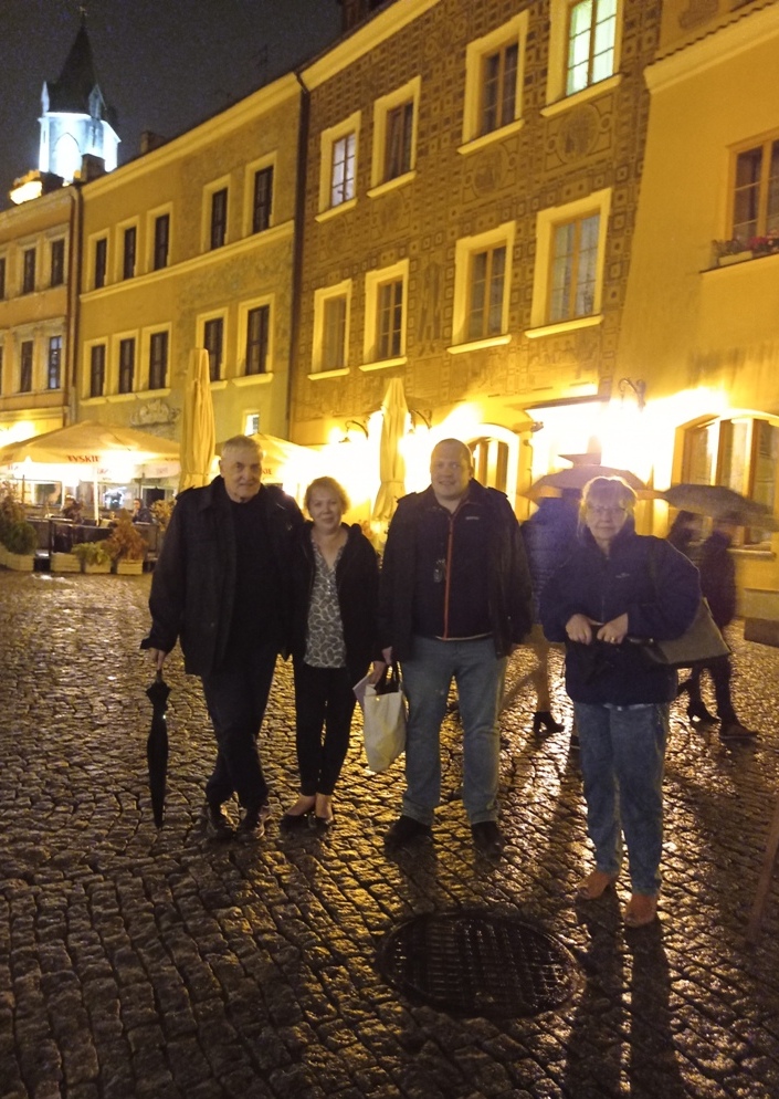 Богдан Задура з дружиною й сином та Віра Меньок у вечірньому Любліні