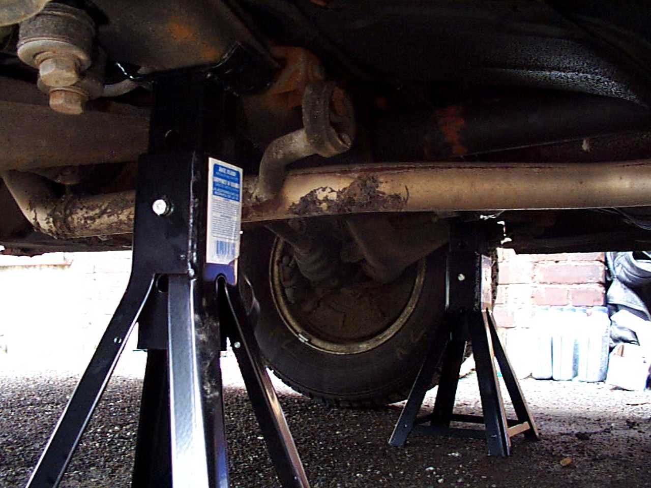 Jacking An E28 with 4 Jack stands