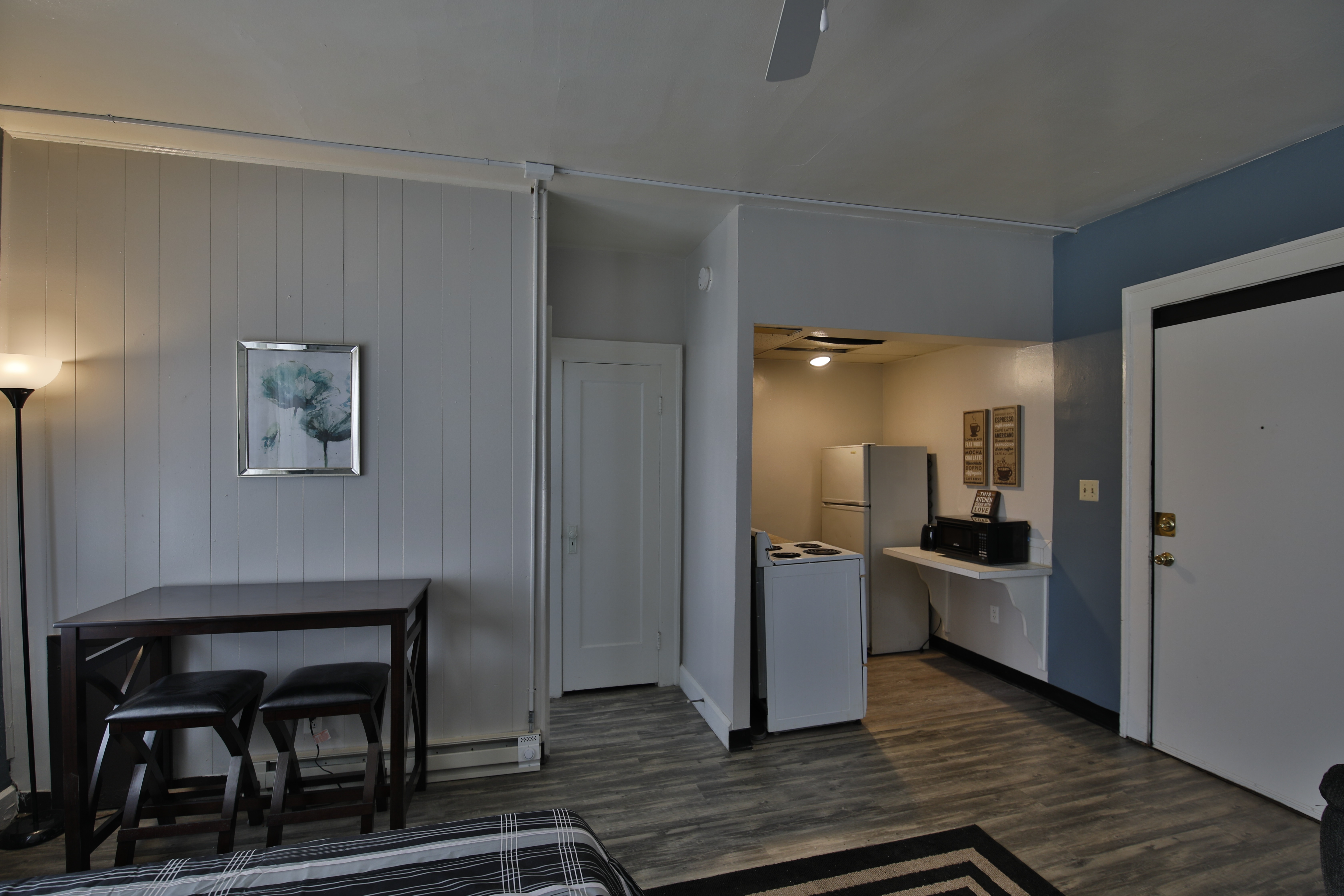 JoeKitchen_and_Table_with_Stools_Sideview