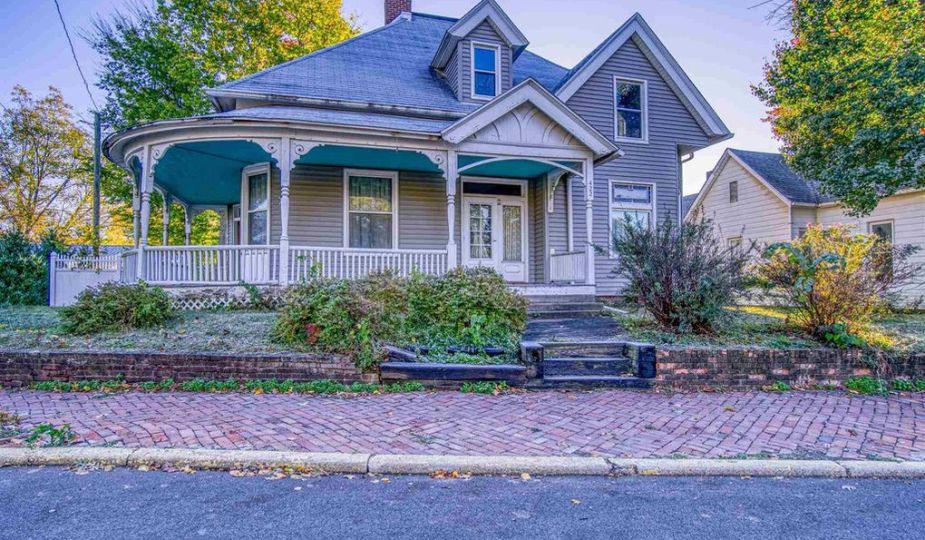 c.1900 Victorian Cottage For Sale w/ Original Woodwork in Boonville