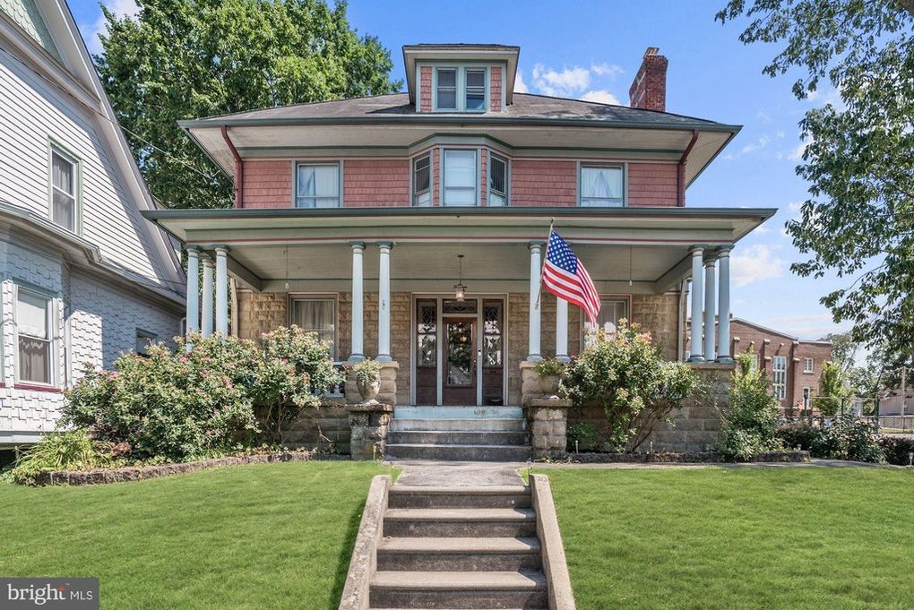 Sold For 50K Over Asking Price! c.1905 Movein Ready Foursquare Home