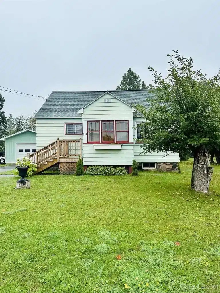 Circa 1941 Upper Peninsula Home For Sale in Michigan Under 88K Old