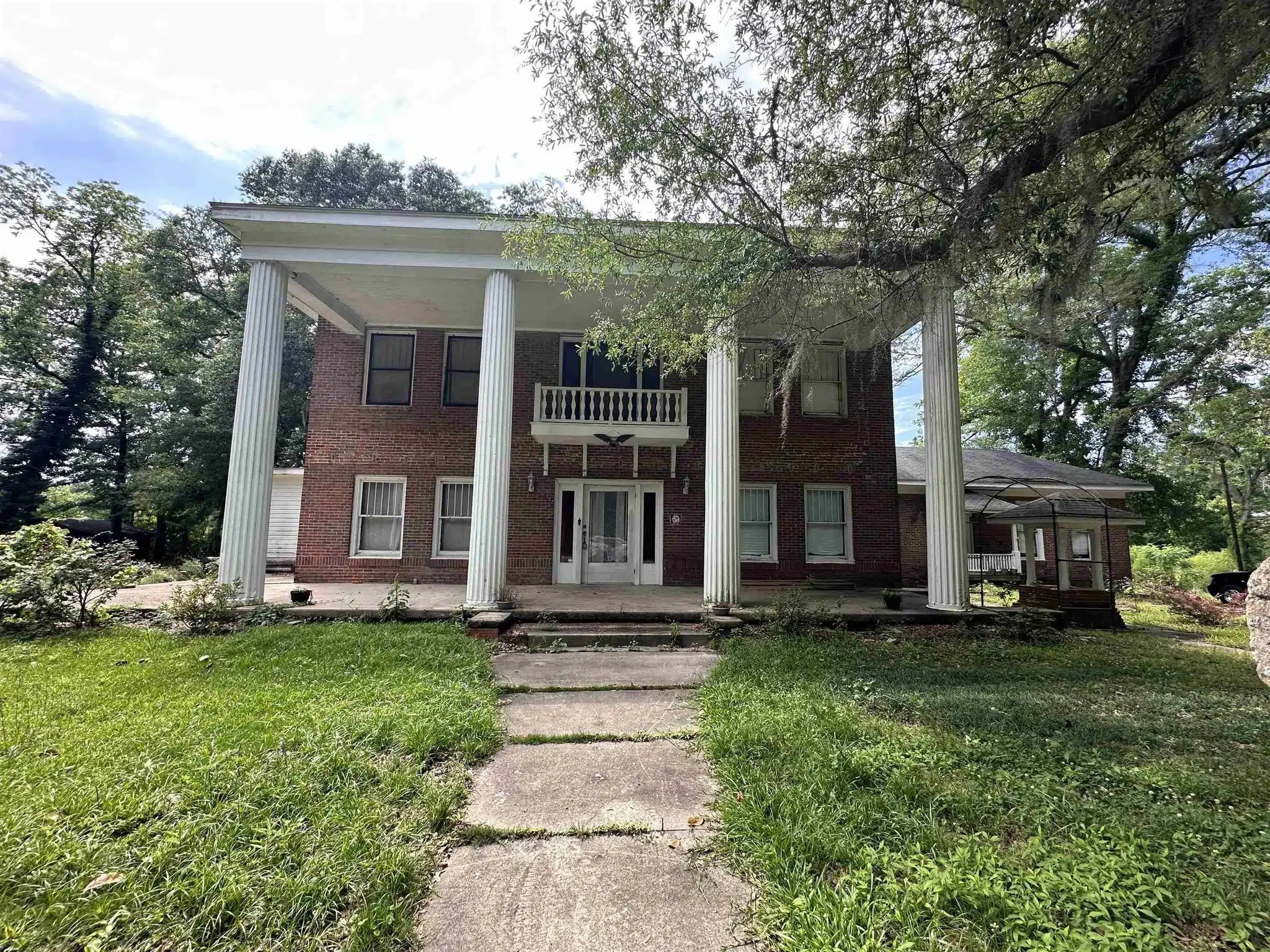 Under 150K Sunday c.1914 Neoclassical Fixer Upper in Alabama on 1.9