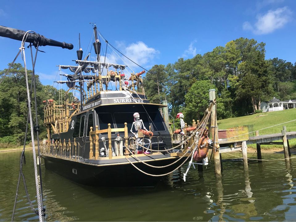 c.1988 Pirate Ship Holiday Mansion Houseboat For Sale, Callao, VA